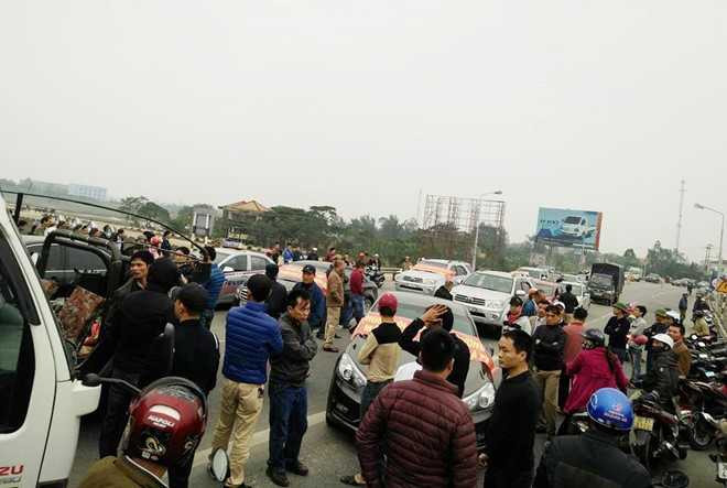 Dan dua oto chan cau Ben Thuy 1 de phan doi thu phi cao hinh anh 2