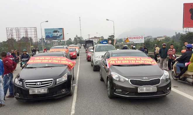 Dan dua oto chan cau Ben Thuy 1 de phan doi thu phi cao hinh anh 1