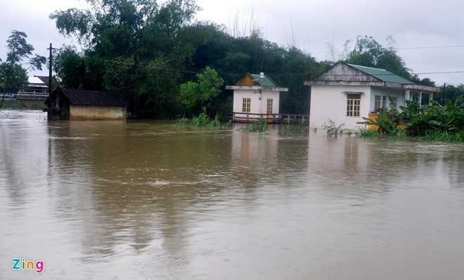 Dan Quang Ngai ganh hai tran lu trong mot ngay hinh anh 1