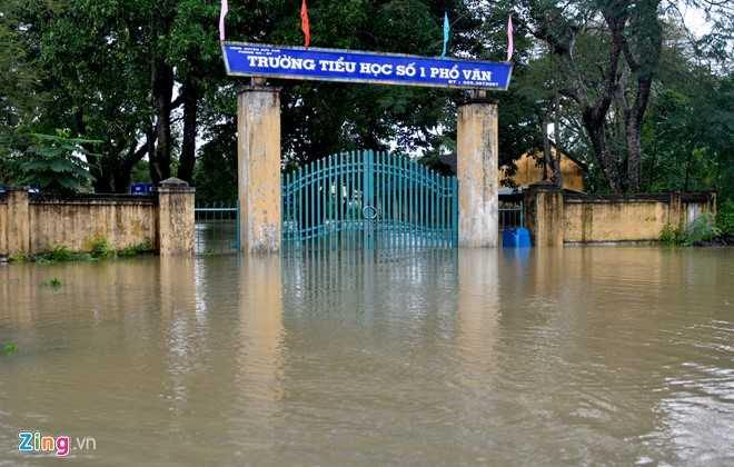 Dan Quang Ngai ganh hai tran lu trong mot ngay hinh anh 2