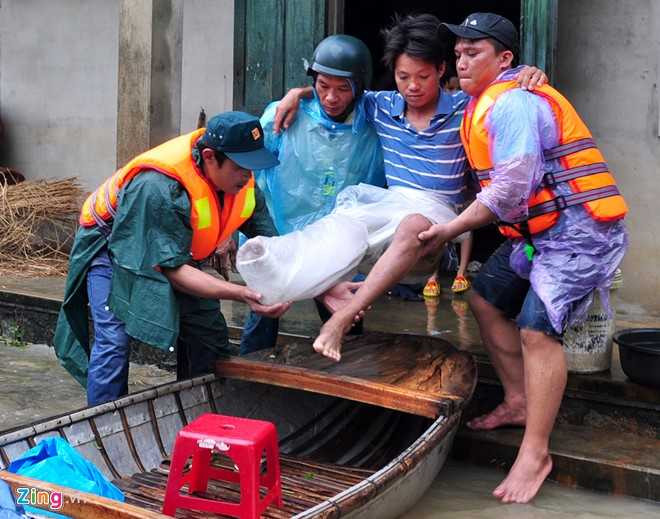 Dan Quang Ngai ganh hai tran lu trong mot ngay hinh anh 6