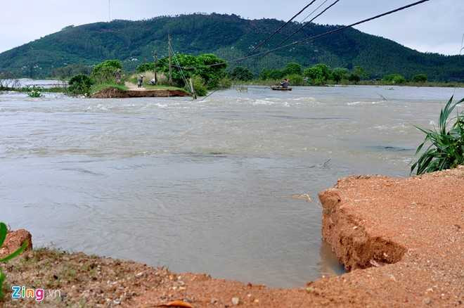 Dan Quang Ngai ganh hai tran lu trong mot ngay hinh anh 10