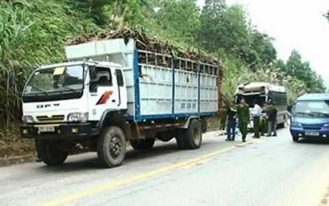 xe khach tong duoi xe tai khien 11 nguoi bi thuong hinh 1