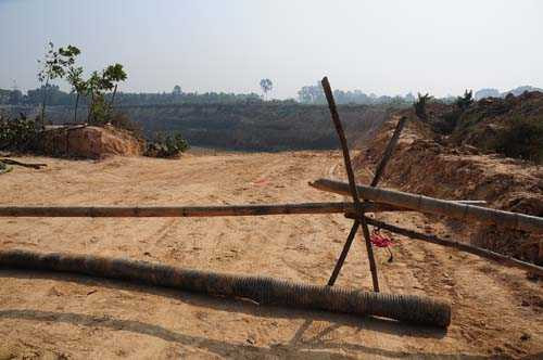 can canh khu dat gan san bay noi bai bi muc trom hinh anh 9