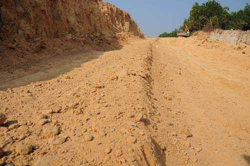 can canh khu dat gan san bay noi bai bi muc trom hinh anh 4