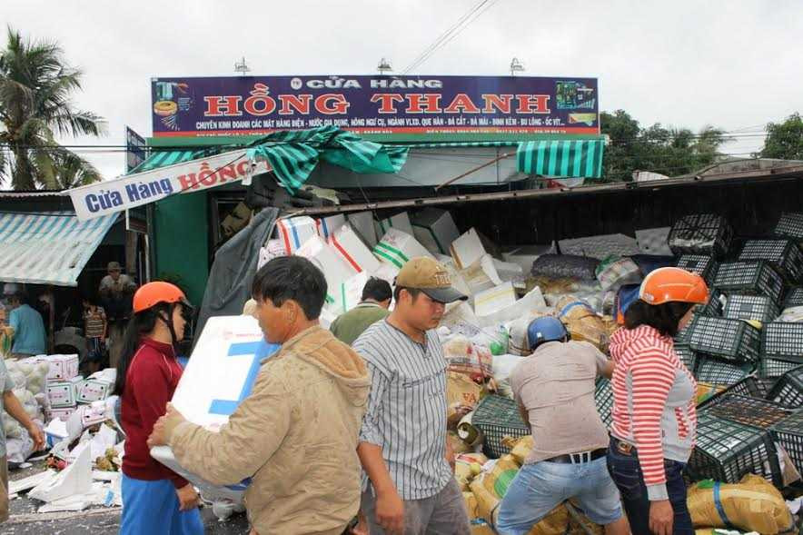 xe cho trai cay bi lat, nguoi dan gom hang giup chu xe hinh anh 2