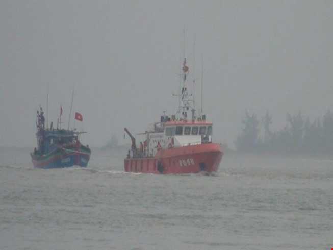 tau ca bat ngo bi tau la dam thung roi bo chay hinh anh 1