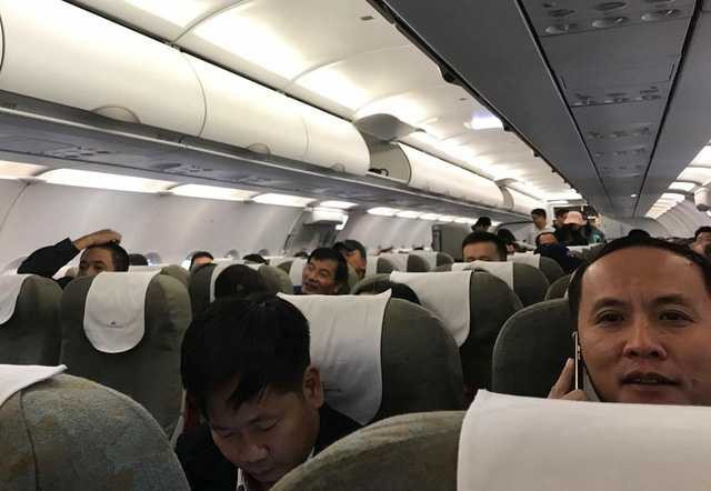 Khi máy bay đáp xuống sân bay Tân Sơn Nhất, sau gần 2 tiếng bay vòng vòng trên trời, hành khách liền gọi điện thông báo cho người thân yên tâm