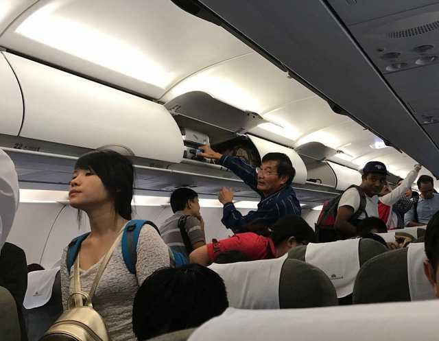 Đến 9h, chuyến bay VN1344 lại tiếp tục khởi hành đi Cam Ranh và hạ cánh an toàn.