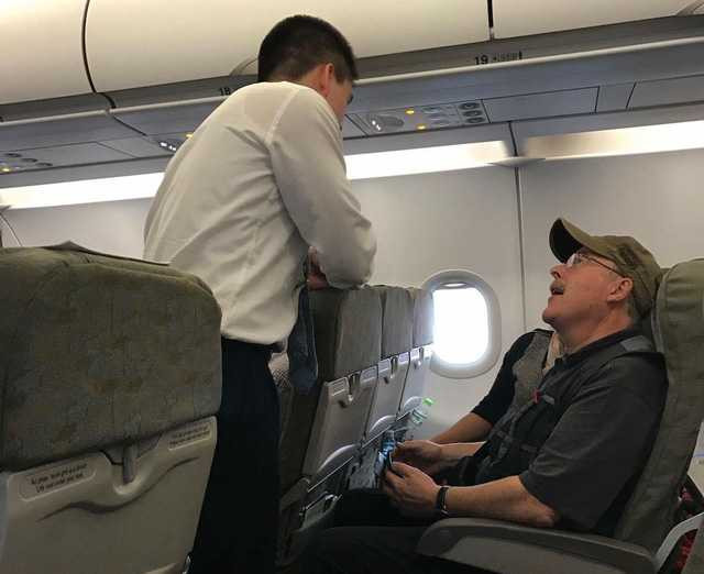 Vì đói, lạnh, một số hành khách phàn nàn với tiếp viên nhưng vẫn không được phục vụ suất ăn