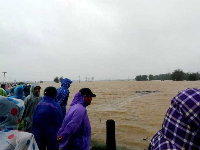 Người dân và lực lượng chức năng tìm kiếm nạn nhân bị lũ cuốn trôi ở xã Điện Phước. (Ảnh: CTV)