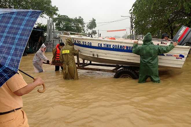 Cong an cho san phu chuyen da den benh vien hinh anh 1