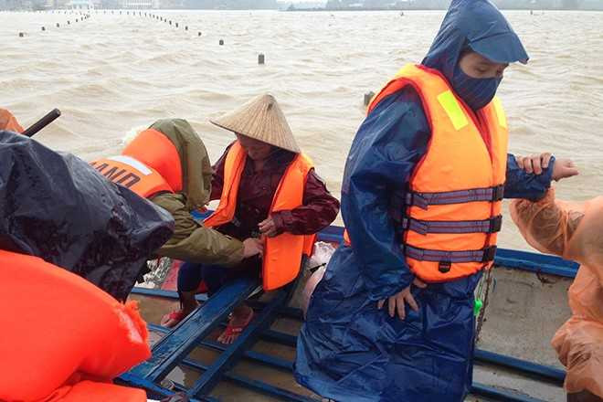 Cong an cho san phu chuyen da den benh vien hinh anh 2