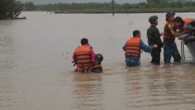 Hải quân Vùng 4- đưa người dân ra khỏi vùng nguy hiểm - Ảnh: Đức Thu