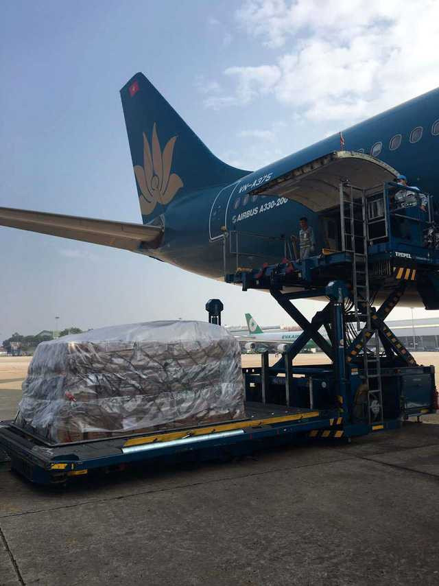 Hàng cứu trợ được Vietnam Airlines vận chuyển khẩn cấp là 30 tấn lương khô. Hàng cứu trợ được vận chuyển từ Hà Nội, sau đó bàn giao cho Bộ Chỉ huy quân sự các tỉnh Quảng Nam, Quảng Ngãi, Bình Định và Khánh Hòa để cứu trợ bà con bị ảnh hưởng mưa lũ