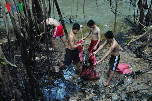 dan kho so vi lu quet cuon hon 100 thung phuy chua dau tran vao nha hinh 7