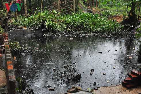 dan kho so vi lu quet cuon hon 100 thung phuy chua dau tran vao nha hinh 5