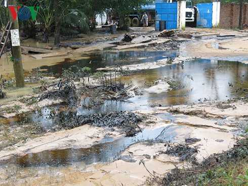 dan kho so vi lu quet cuon hon 100 thung phuy chua dau tran vao nha hinh 2