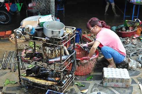 dan kho so vi lu quet cuon hon 100 thung phuy chua dau tran vao nha hinh 3