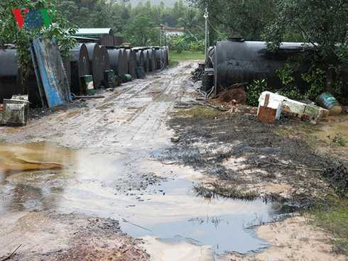 dan kho so vi lu quet cuon hon 100 thung phuy chua dau tran vao nha hinh 9