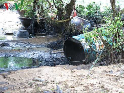 dan kho so vi lu quet cuon hon 100 thung phuy chua dau tran vao nha hinh 1
