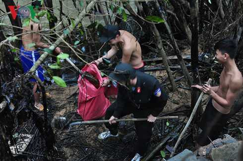 dan kho so vi lu quet cuon hon 100 thung phuy chua dau tran vao nha hinh 10