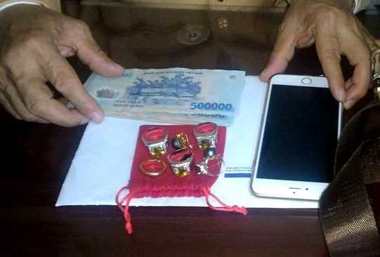 CSGT tim duoc chu nhan tui do chua nhieu tien, vang, da quy hinh anh 2