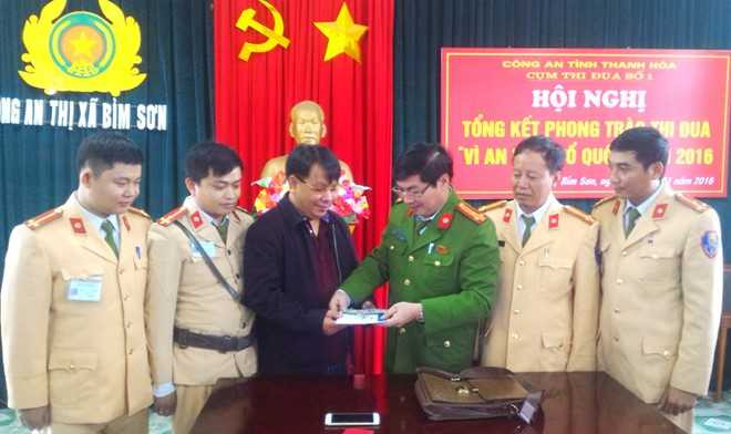 CSGT tim duoc chu nhan tui do chua nhieu tien, vang, da quy hinh anh 1