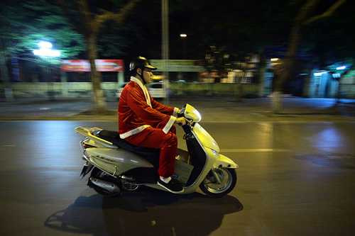 nguoi vo gia cu bat khoc khi nhan qua tu ong gia noel hinh anh 3