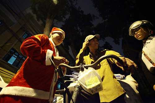 nguoi vo gia cu bat khoc khi nhan qua tu ong gia noel hinh anh 10