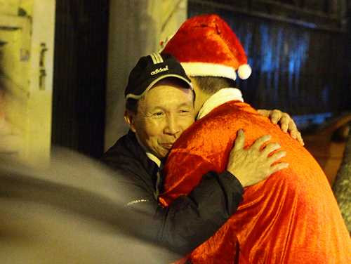 nguoi vo gia cu bat khoc khi nhan qua tu ong gia noel hinh anh 11