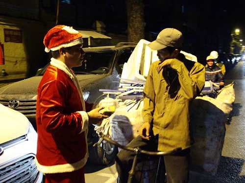 nguoi vo gia cu bat khoc khi nhan qua tu ong gia noel hinh anh 9