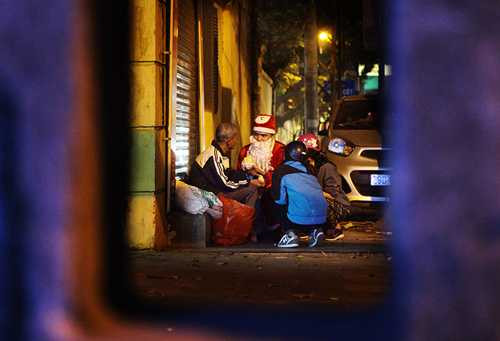 nguoi vo gia cu bat khoc khi nhan qua tu ong gia noel hinh anh 8