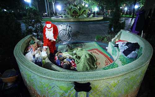 nguoi vo gia cu bat khoc khi nhan qua tu ong gia noel hinh anh 1