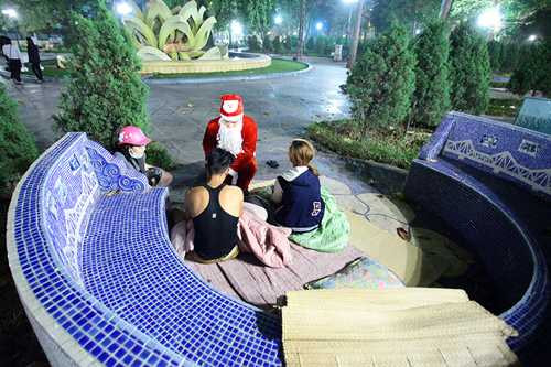 nguoi vo gia cu bat khoc khi nhan qua tu ong gia noel hinh anh 5