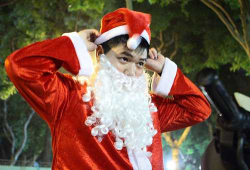 nguoi vo gia cu bat khoc khi nhan qua tu ong gia noel hinh anh 4