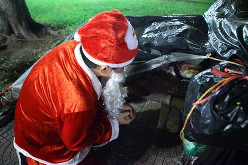 nguoi vo gia cu bat khoc khi nhan qua tu ong gia noel hinh anh 6