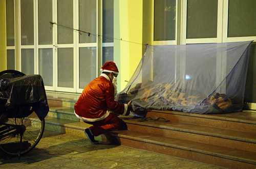 nguoi vo gia cu bat khoc khi nhan qua tu ong gia noel hinh anh 7