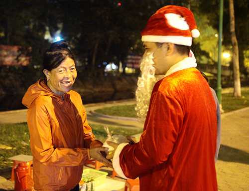 nguoi vo gia cu bat khoc khi nhan qua tu ong gia noel hinh anh 2