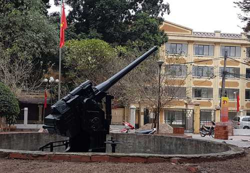 Khẩu pháo 75 ly được lưu giữ tại di tích lịch sử Pháo đài Láng. Ảnh: Võ Hải.