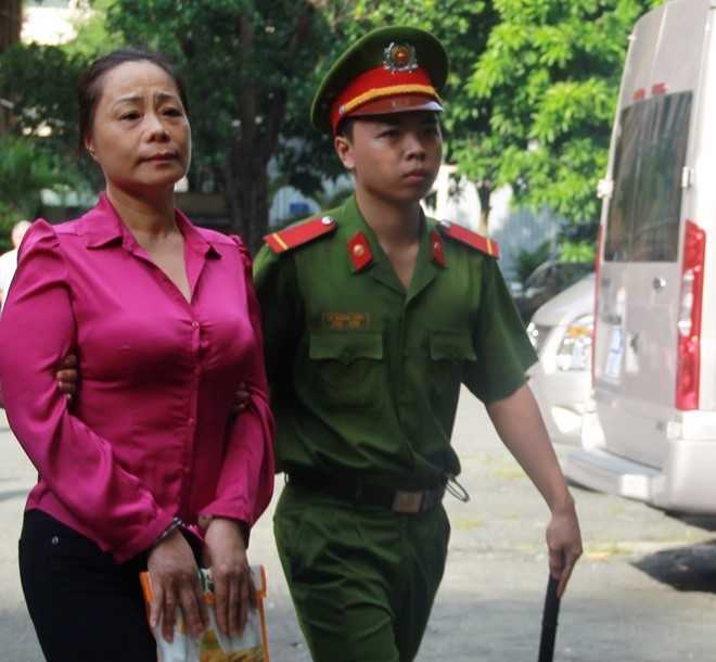 Hoa hau quy ba chuan bi hau toa phien phuc tham hinh anh 1