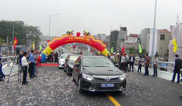 Tổng chiều dài của cầu vượt là 232,4m (tính từ đuôi hai mố cầu), bao gồm 4 nhịp liên tục bằng dầm hộp thép. Cầu có bề rộng là 12m, tĩnh không thông xe dưới cầu là 4,75m.