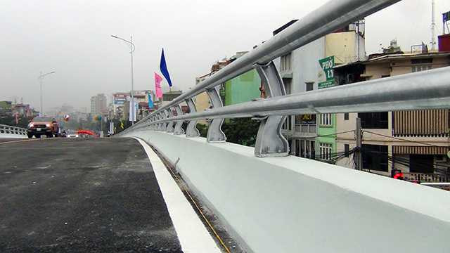 Cây cầu được làm bằng kết cấu thép lắp ghép