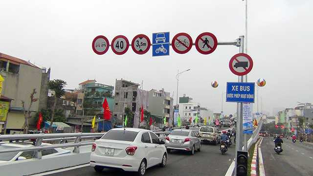 Sau khi cầu vượt được thông xe, các tuyến đường bộ giảm hẳn tình trạng tắc nghẽn giao thông.