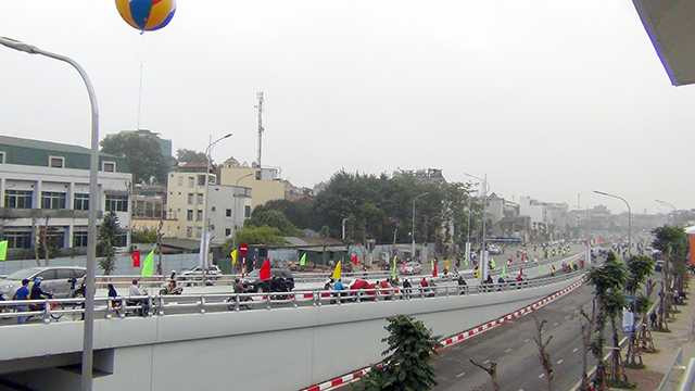 Cầu vượt được xây dựng theo hướng từ đường Trần Khát Chân đi Nguyễn Khoái