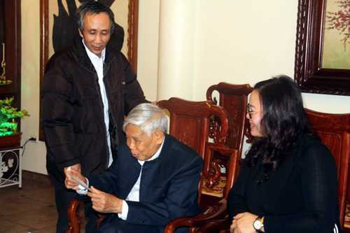  Ông Hàn Đức Long (đứng) bày tỏ sự cảm ơn sâu sắc nguyên Tổng Bí thư Lê Khả Phiêu - Ảnh: Phapluatplus 