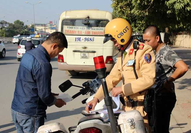 CSGT hoa trang xu ly xe nhoi nhet khach dip nghi le hinh anh 1