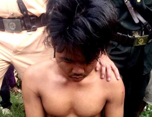 ten-cuop-xe-tu-coi-het-quan-ao-khi-bi-bat