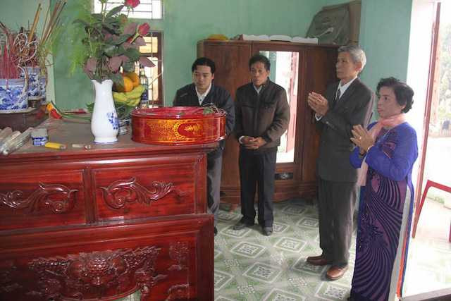 Chú rể và cô dâu dâng hương lên gia tiên