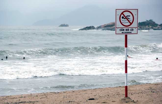 Den Nha Trang don nam moi, du khach bi song bien cuon troi hinh anh 1